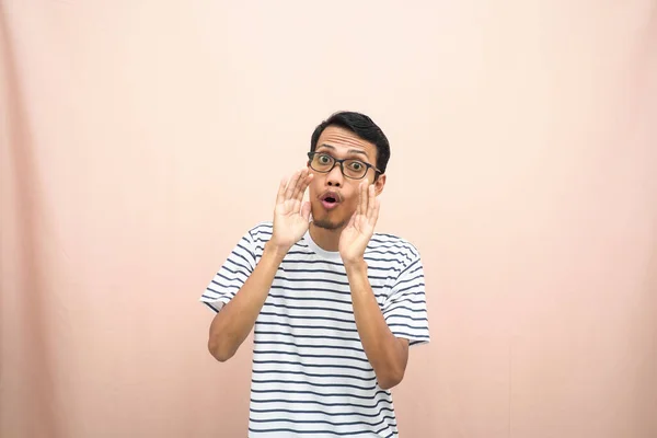 Uomo Asiatico Occhiali Indossando Camicia Righe Casual Gridando Posa Con — Foto Stock