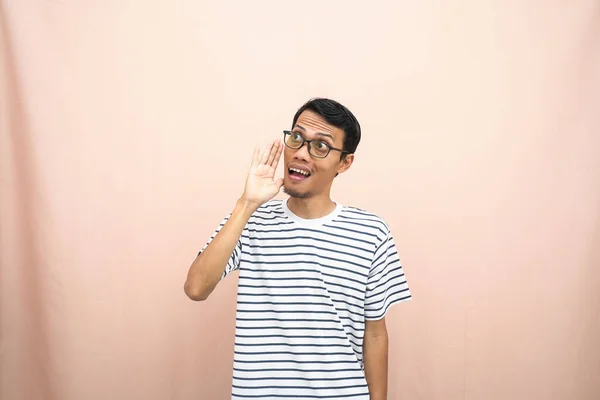Asiatisk Man Glasögon Randig Skjorta Skrikande Posera Med Handen Nära — Stockfoto