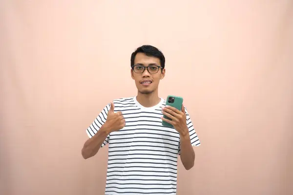 Retrato Homem Asiático Usando Óculos Vestindo Uma Camiseta Listrada Casual — Fotografia de Stock