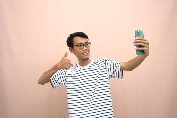 Retrato Homem Asiático Usando Óculos Vestindo Uma Camiseta Listrada Casual — Fotografia de Stock