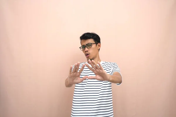 Potret Seorang Pria Asia Berkacamata Memakai Kaos Bergaris Garis Menunjukkan — Stok Foto