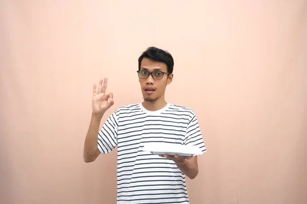 Porträtt Asiatisk Man Glasögon Randig Shirt Bära Tomma Plåtar Samtidigt — Stockfoto