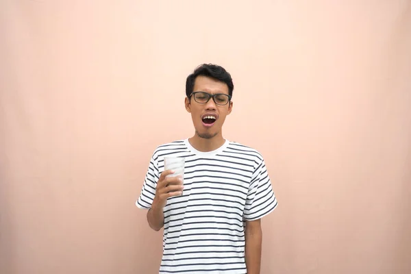 Retrato Homem Asiático Usando Óculos Vestindo Uma Camiseta Listrada Casual — Fotografia de Stock