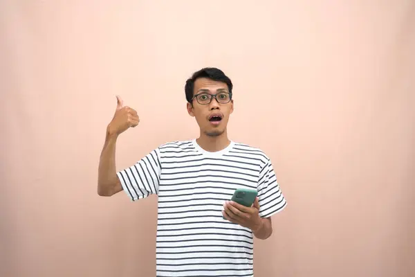 Porträtt Asiatisk Man Med Glasögon Randig Shirt Att Visa Tummen — Stockfoto