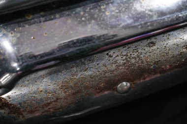 Yaklaş, paslı krom tampon.