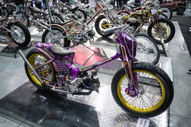 Modern ve eski modifiye motosikletlerin sergisi