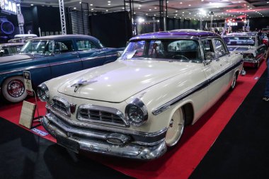 Klasik ve klasik araba şovu.