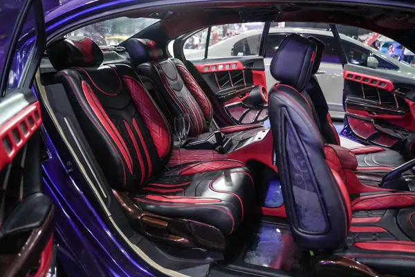 Элегантный Фиолетовый Интерьер Автомобиля — стоковое фото