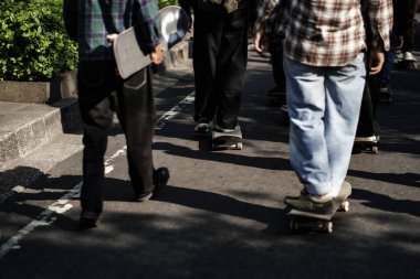Kaykaycılar ya da patenciler bir araya gelip serbest stil oynayarak dünya kaykay gününü kutluyorlar..