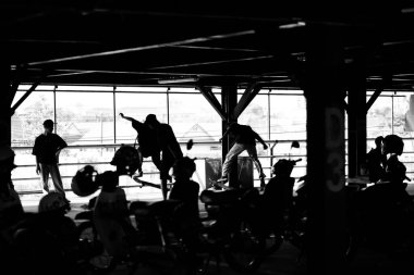 Kaykaycılar ya da patenciler bir araya gelip serbest stil oynayarak dünya kaykay gününü kutluyorlar. : Yogyakarta, Endonezya - 21 Haziran 2023