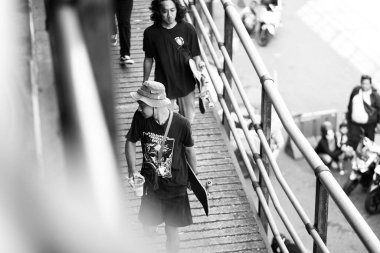 Kaykaycılar ya da patenciler bir araya gelip serbest stil oynayarak dünya kaykay gününü kutluyorlar. : Yogyakarta, Endonezya - 21 Haziran 2023