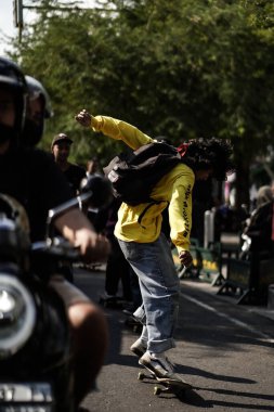 Kaykaycılar ya da patenciler bir araya gelip serbest stil oynayarak dünya kaykay gününü kutluyorlar. : Yogyakarta, Endonezya - 21 Haziran 2023