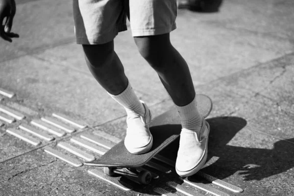 滑板手或滑板手聚在一起 在大街上自由泳玩耍 庆祝世界滑板日 — 图库照片
