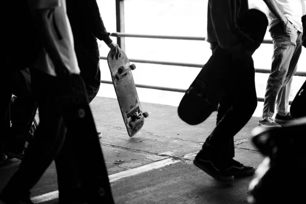 Gördeszkások Vagy Gördeszkások Összegyűlnek Utcán Játszanak Freestyle Ünneplő Világ Gördeszka — Stock Fotó