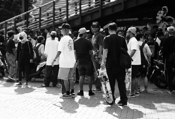 滑板手或滑板手聚在一起 在街上自由泳玩耍 庆祝世界滑板日 印度尼西亚日惹 2023年6月21日 — 图库照片