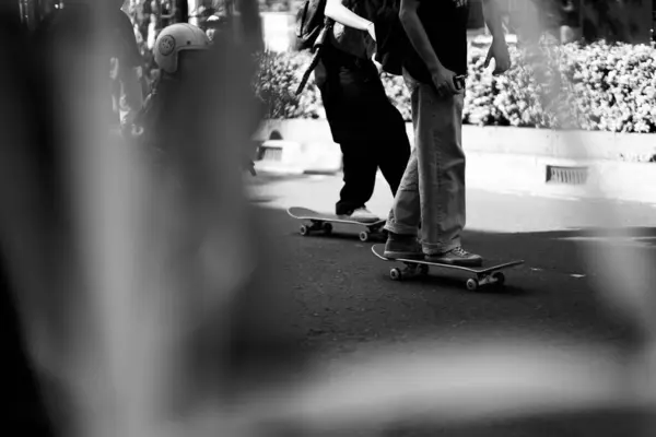 Skateboardisté Nebo Bruslaři Sejdou Hrát Ulici Freestyle Slaví Světový Den — Stock fotografie
