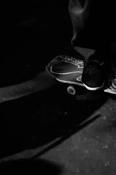 Skateboarders Skaters Πάρει Μαζί Και Παίξει Στο Δρόμο Freestyle Γιορτάζει — Φωτογραφία Αρχείου