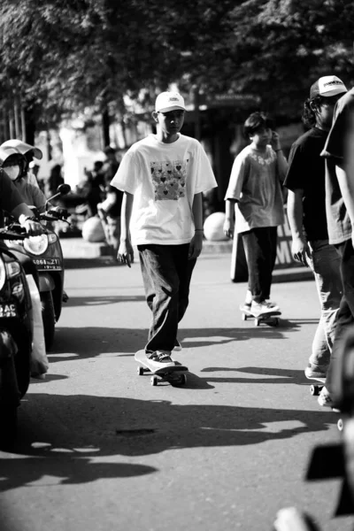 Skateboarders Patineurs Réunissent Jouent Dans Rue Freestyle Célébrant Journée Mondiale — Photo