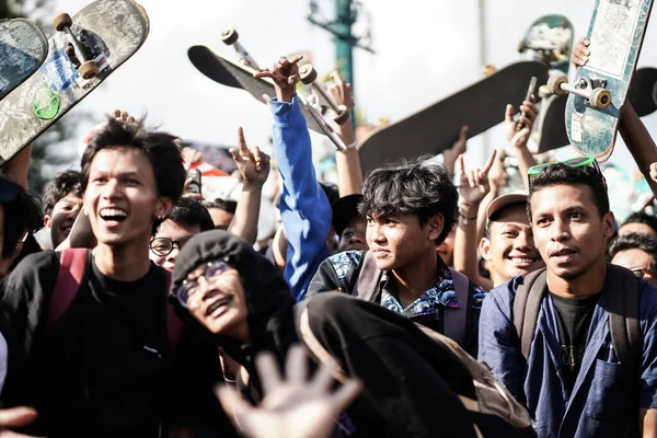 Skateboarders Skaters Reúnen Juegan Calle Estilo Libre Celebrando Día Mundial —  Fotos de Stock