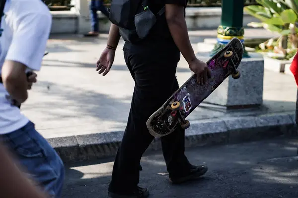 Skateboardisté Nebo Bruslaři Sejdou Hrát Ulici Freestyle Slaví Světový Den — Stock fotografie
