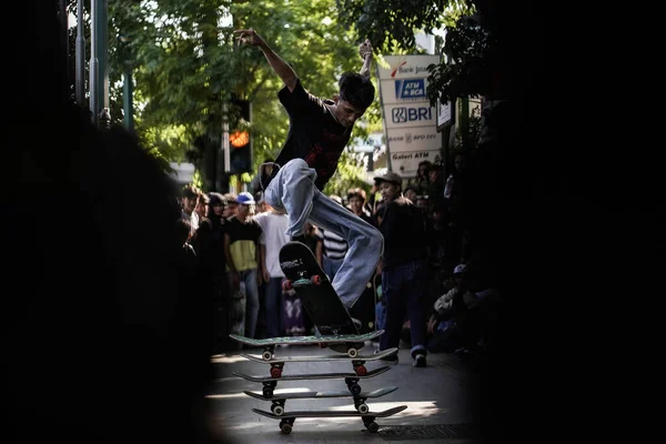スケートボードやスケーターが集まってフリースタイルでストリートで遊び 世界のスケートボードの日を祝います インドネシア ジョグジャカルタ 2023年6月21日 — ストック写真