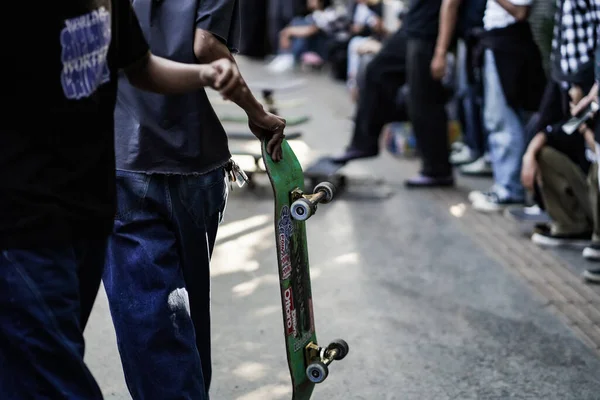 滑板手或滑板手聚在一起 在街上自由泳玩耍 庆祝世界滑板日 印度尼西亚日惹 2023年6月21日 — 图库照片