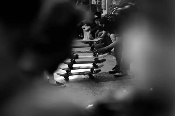 Deskorolkarze Lub Łyżwiarze Spotykają Się Grają Ulicy Freestyle Świętując Dzień — Zdjęcie stockowe