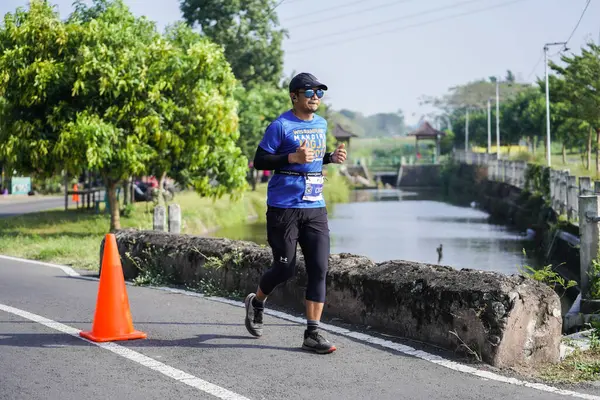 Jogja Maraton 42K Résztvevői Vagy Futói Egy Gyönyörű Útvonalon Haladnak — Stock Fotó
