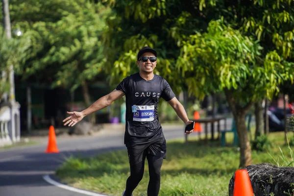 Partecipanti Corridori Della Maratona Jogja 42K Passano Bellissimo Percorso Intorno — Foto Stock