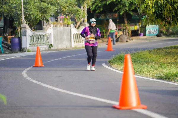 Účastníci Nebo Běžci Jogja Marathon 42K Projít Krásnou Trasu Kolem — Stock fotografie