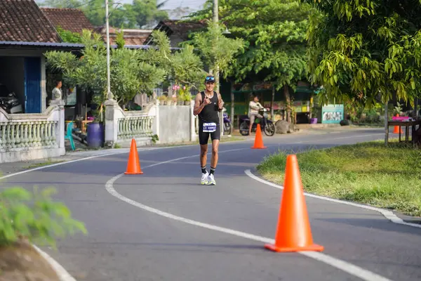 Jogja马拉松42K的参赛者或赛跑选手经过Prambanan庙村周围美丽的路线 印度尼西亚日惹 2023年6月18日 — 图库照片
