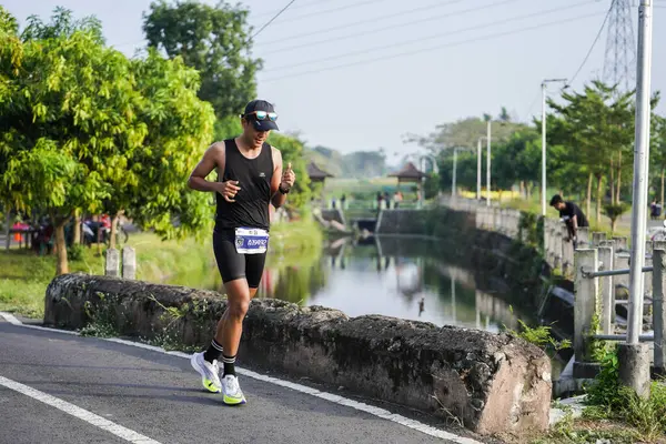 Účastníci Nebo Běžci Jogja Marathon 42K Projít Krásnou Trasu Kolem — Stock fotografie
