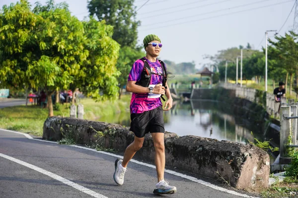 Los Participantes Corredores Maratón Jogja 42K Pasan Una Hermosa Ruta — Foto de Stock