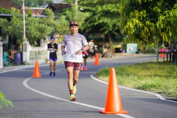 Teilnehmer Oder Läufer Des Jogja Marathons 42K Passieren Eine Schöne — Stockfoto