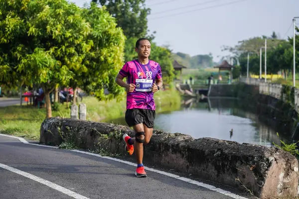 Uczestnicy Lub Biegacze Maratonu Jogja 42K Przechodzą Piękną Trasę Wokół — Zdjęcie stockowe