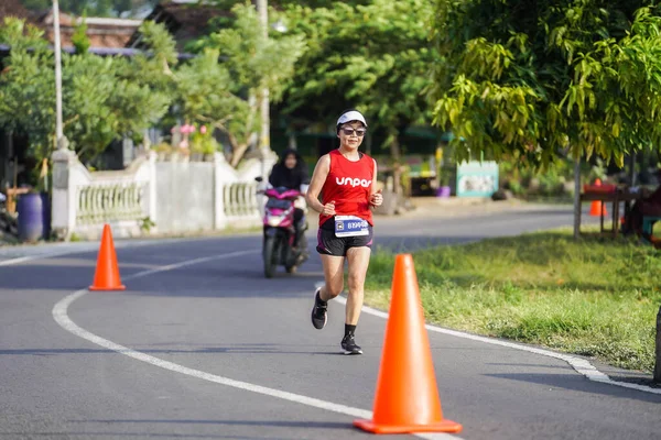 Les Participants Coureurs Marathon Jogja 42K Passent Une Belle Route — Photo