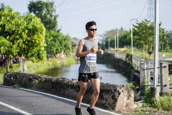 Los Participantes Corredores Maratón Jogja 42K Pasan Una Hermosa Ruta —  Fotos de Stock