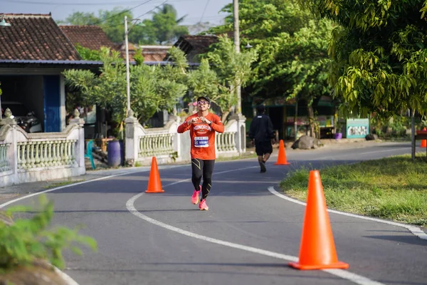 Uczestnicy Lub Biegacze Maratonu Jogja 42K Przechodzą Piękną Trasę Wokół — Zdjęcie stockowe