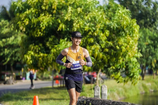 Jogja Maraton 42K Résztvevői Vagy Futói Egy Gyönyörű Útvonalon Haladnak — Stock Fotó