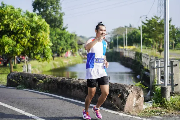Les Participants Coureurs Marathon Jogja 42K Passent Une Belle Route — Photo