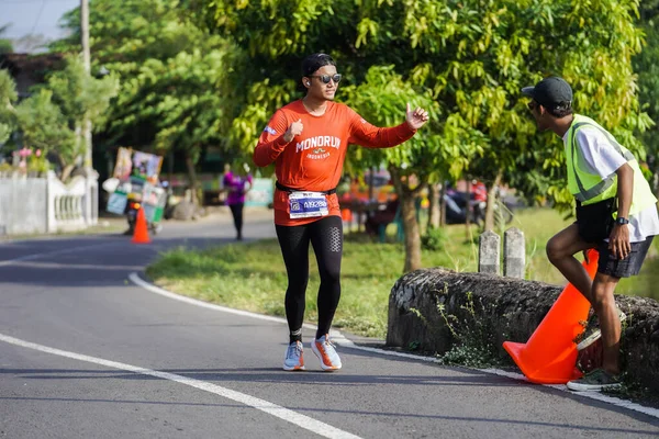 Deelnemers Lopers Van Jogja Marathon 42K Passeren Een Prachtige Route — Stockfoto