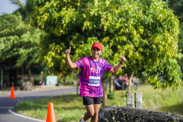 Jogja马拉松42K的参赛者或赛跑选手经过Prambanan庙村周围美丽的路线 印度尼西亚日惹 2023年6月18日 — 图库照片