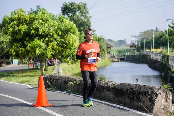Teilnehmer Oder Läufer Des Jogja Marathons 42K Passieren Eine Schöne — Stockfoto