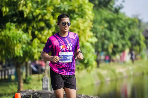 Los Participantes Corredores Maratón Jogja 42K Pasan Una Hermosa Ruta — Foto de Stock