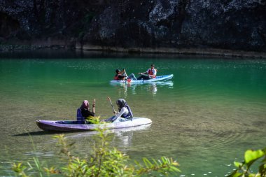 Nehir turizmi, Oyo nehri üzerinde güzel uçurum manzaralı kano. : Bantul, Endonezya - 27 Temmuz 2023