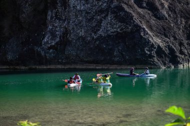 Nehir turizmi, Oyo nehri üzerinde güzel uçurum manzaralı kano. : Bantul, Endonezya - 27 Temmuz 2023