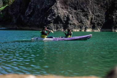 Nehir turizmi, Oyo nehri üzerinde güzel uçurum manzaralı kano. : Bantul, Endonezya - 27 Temmuz 2023