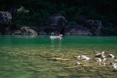 Nehir turizmi, Oyo nehri üzerinde güzel uçurum manzaralı kano. : Bantul, Endonezya - 27 Temmuz 2023