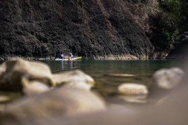 Nehir turizmi, Oyo nehri üzerinde güzel uçurum manzaralı kano. : Bantul, Endonezya - 27 Temmuz 2023