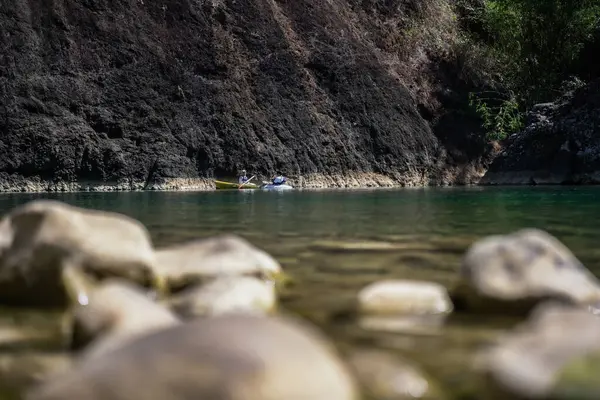 Nehir turizmi, Oyo nehri üzerinde güzel uçurum manzaralı kano. : Bantul, Endonezya - 27 Temmuz 2023